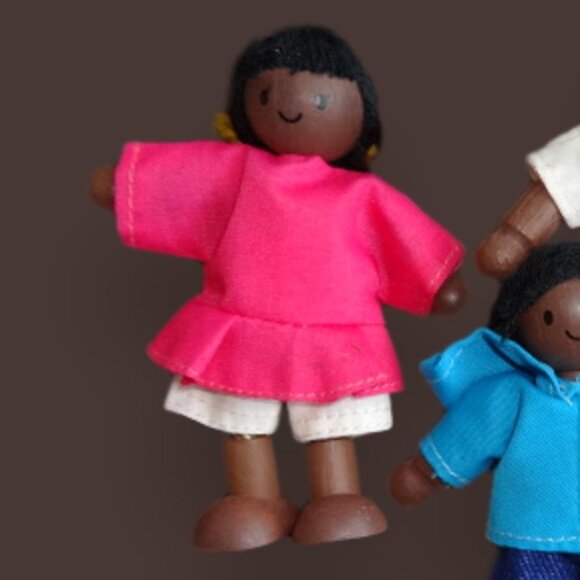 PlanToys Dollhouse Dolls Dark Skin Tone Family - Picture 3 of 9